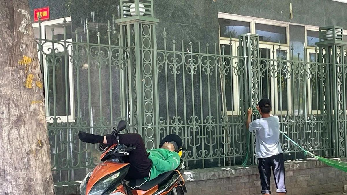 Người lao động vật vã tránh nóng giữa 'chảo lửa' Hà Nội - Báo Tri thức &amp; Cuộc sống