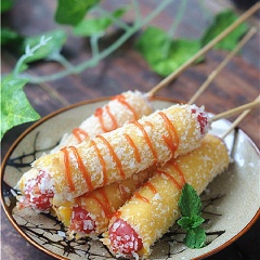 Buồn miệng mà chẳng có gì ăn thì vào bếp làm ngay món xúc xích bọc phô mai nướng này nhé! Xúc xích nóng hổi với phần phô mai với lớp vỏ giòn giòn, bên trong lại tan chảy, béo ngậy, khi ăn chấm cùng tương ớt cay cay hay tương cà chua ngọt là ngon số "zách", không ai cưỡng lại được đâu!