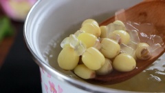 Dằn thêm 1/4 muỗng cà phê muối cho chè thêm ngọt dịu rồi thêm nha đam vào nấu 5 phút rồi tắt bếp.