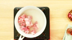 Chân gà chặt móng, rửa sạch, chặt làm đôi rồi trụng sơ với nước sôi. Sườn non rửa sạch, chặt miếng vừa ăn, trụng với nước sôi để loại bỏ cặn bẩn.