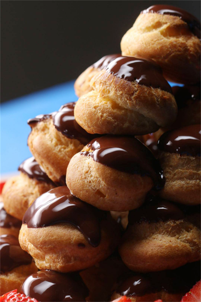 Bánh Su Kem Nhúng Chocolate