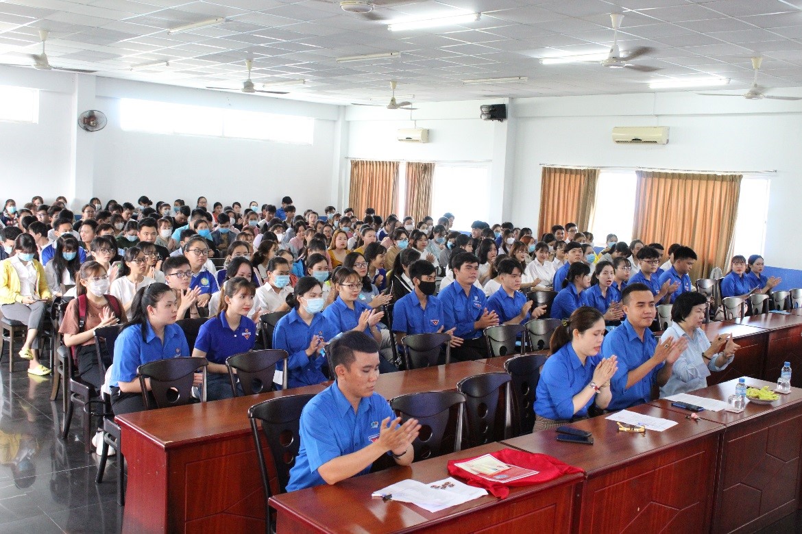 Về dự lễ kết nạp đoàn viên mới có sự tham gia của Đ/c Lâm Thị Hồng – UV.BCH Đảng ủy, Đ/c Trương Phú Quí – Phó Bí Thư Đoàn trường cùng với sự tham gia của các đ/c ban cán sự, đoàn viên, thanh niên trong các chi đoàn