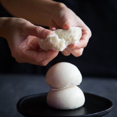 Vậy là chúng ta có thể thưởng thức bánh được rồi. Bánh bao sữa chay hấp có cách làm tương đối phức tạp, tuy nhiên món bánh vẫn giữ nguyên được sự hài hòa, thơm ngon, hứa hẹn là một công thức rất đáng thử cho mỗi dịp Rằm hay dành cho những bạn ăn chay nhé.