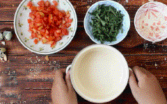 Cà chua, húng quế cắt nhỏ, cho vào tô cùng 2 muỗng canh dầu ôliu, 1/2 muỗng cà phê muối, 1/2 muỗng cà phê tiêu, trộn đều.
