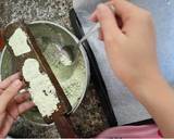 Đổ bột vào khuôn bánh, dùng tay hoặc muỗng nhận bột vào đầy khuôn cho thật chắc