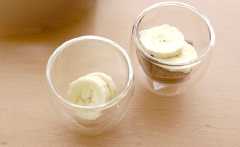 Chuối chín bóc vỏ, thái lát mỏng. Múc 2 muỗng chocolate cho vào ly rồi xếp vài lát chuối lên. Sau đó cho tiếp phần mousse chocolate lên trên nữa. Cuối cùng trang trí vài lát chuối nữa.