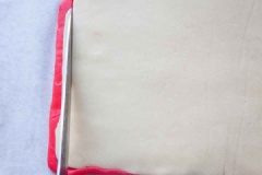 Cho miếng bột màu trắng lên trên miếng hồng, cán nhẹ cho 2 miếng bột dính vào nhau, cắt bỏ phần rìa dư. Cuộn miếng bột lại, sao cho thành hình trụ tròn. Dùng giấy nến bọc khối bột lại, đem cất ngăn đá tủ lạnh trong 2 giờ hoặc qua đêm cho cứng lại.
