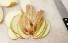Táo rửa sạch, thái lát nhỏ và mỏng rùi đem trộn cùng ít đường nâu, bột quế. Sau đó mình xếp từng lát lên đĩa đã lót vỏ bánh lúc nãy, đem đi nướng ở 180 độ C trong vòng 25-30 phút là chín.