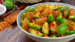 Gân bò trộn cóc non là món ăn vặt được nhiều người ưa thích, chỉ cần nhắc đến tên đã cảm thấy thèm nhức nhói rồi. Ngoài ra, món gân bò trộn cóc còn làm món nhậu cực hấp dẫn nữa nhé.