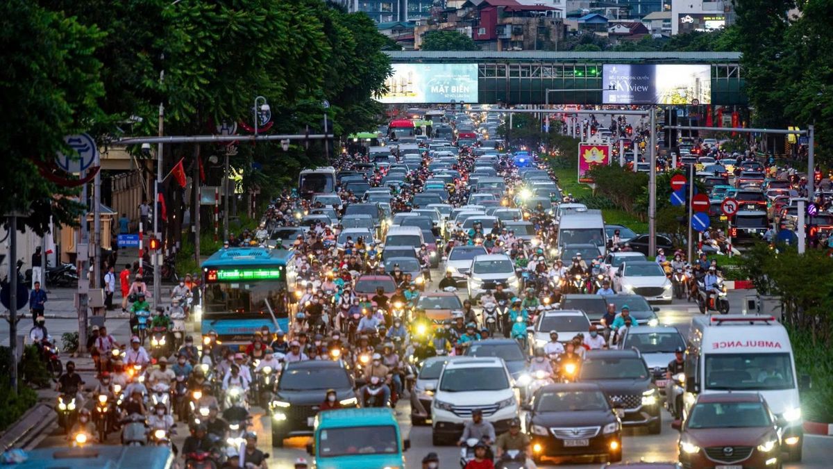 Hà Nội đề xuất thu phí phương tiện cá nhân vào nội đô từ 2028 - Đài Phát thanh và truyền hình Hà Nội