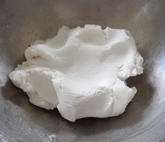 160g bột nếp, 1/2 muỗng cà phê muối cho vào tô trộn đều, sau đó cho 160ml nước từ từ vào. Mang bao tay, nhồi bột khoảng 7-10 phút cho bột mịn dẻo không dính tay.