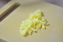 Lá gừng rửa sạch, cắt khúc 3cm. Gừng cạo vỏ, rửa sạch rồi băm nhỏ.