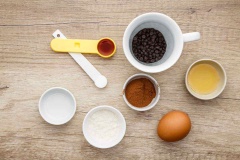 Đun chảy chocolate chips trong 15 giây ở lò vi sóng, sau đó trộn đều cùng mật ong, trứng gà, dầu dừa với nhau cho đến khi hòa quyện. Đổ bột dừa, bột nở, bột cacao rồi tiếp tục trộn, cho vào cốc. Nướng bánh trong 1 phút - 1 phút 30 giây là hoàn thành.