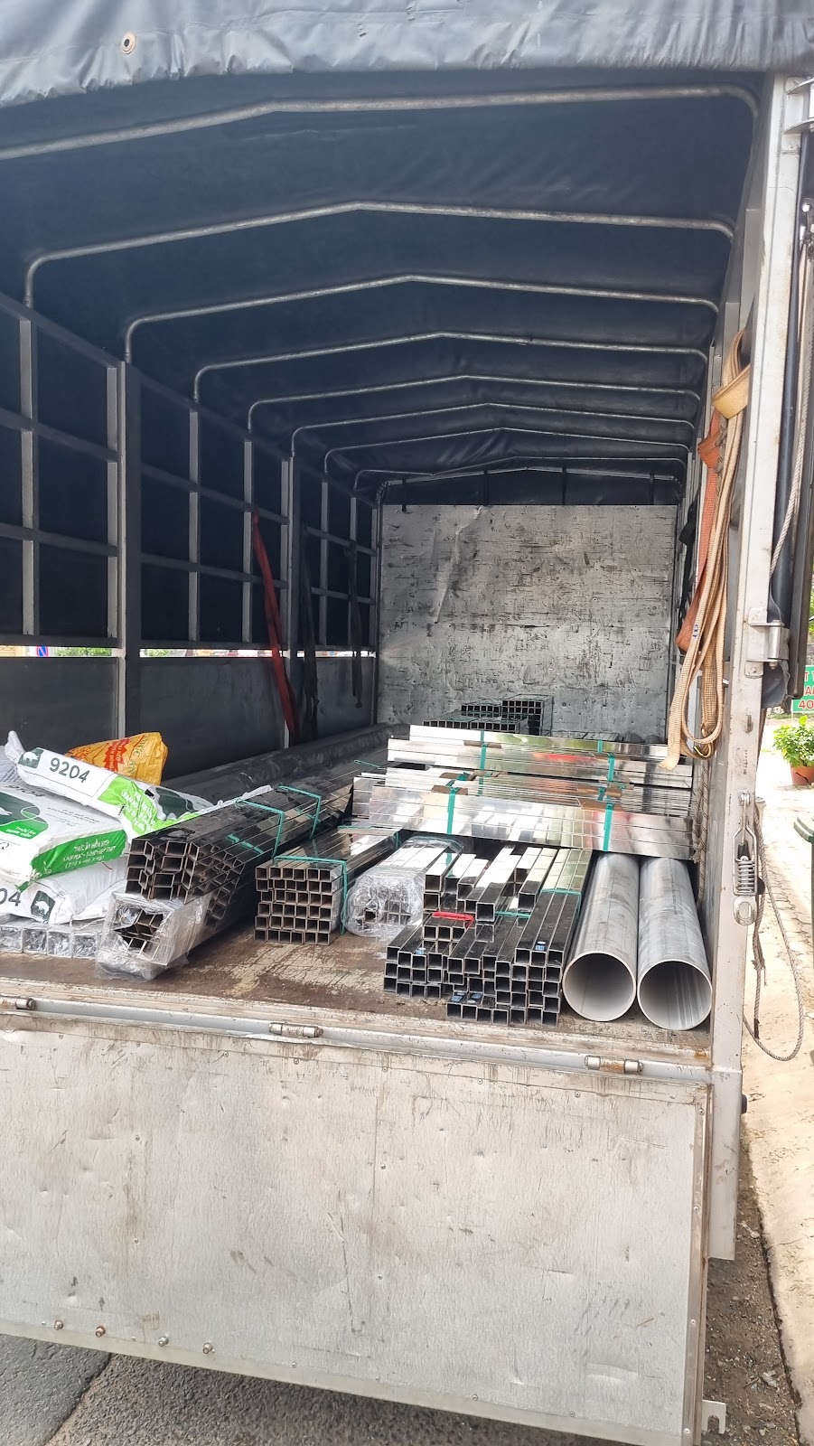 Cắt CNC + Vật Tư Tại Một Nơi: Vì Sao Đặt Combo Tiết Kiệm Cả Tiền Lẫn Thời Gian - nhận vật tư từ xe tải thật