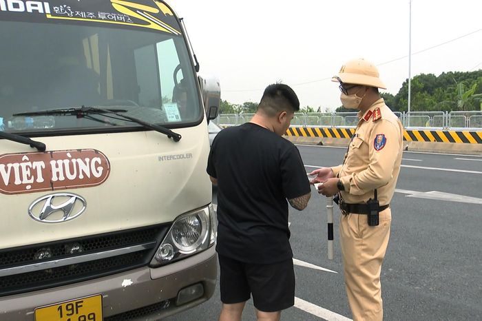Tăng cường kiểm tra, xử lý vi phạm ATGT dịp nghỉ lễ - Đài Phát thanh và truyền hình Hà Nội