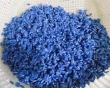 Gạo nếp vo sạch chia làm 5 phần.Từng phần đem ngâm với nước màu đã chuẩn bị.Riêng màu trắng chỉ cần ngâm với nước lọc.Tất cả ngâm qua đêm.
Gạo nếp ngâm xong cho từng phần ra rổ cho ráo nước,trộn với ít muối xóc đều.Cho từng phần gạo nếp đã ngâm màu vào xửng hấp.Hấp gần chín thì cho nước cốt dừa vào từng phần cho ngấm và trộn đều tay,hấp cho xôi chín.