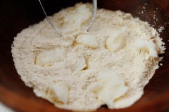 Rau mùi, mỡ heo cắt nhỏ, cho vào chén cùng 50gr bột bắp, 3gr muối, 15ml nước, nhào đều tay.
