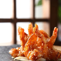Tôm sốt chanh đường không bị ngọt quá mà có vị thanh dịu rất dễ chịu nhờ vị chua của chanh kiềm lại. Bên cạnh đó, mè rang thơm phức bám đều lớp nước sốt, quyện chặn vào tôm làm hương vị càng thêm phần nổi bật hơn nữa. Món ăn này thật thích hợp để trở thành món khai vị hấp dẫn hoặc nhâm nhi những ngày chiều cùng chút nước ngọt có gas hay bia đều tuyệt vời!