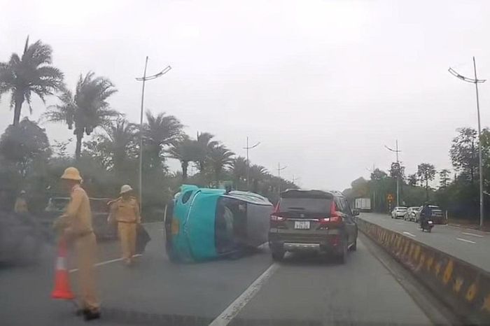 Tai nạn giao thông 22/5: Tài xế buồn ngủ tông dải phân cách, taxi lật nghiêng giữa đường - Báo Xây Dựng