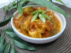Phi thơm đầu hành lá băm với 2 muỗng canh dầu ăn rồi cho cà chua và sốt cà chua vào đảo đều, nêm 1 muỗng cà phê hạt nêm, 1/2 muỗng cà phê đường, 1 muỗng cà phê nước tương. Khi cà chua mềm thì cho đậu hũ vào đảo đều cho đậu hũ thấm gia vị thì tắt bếp, cho ra đĩa dùng nóng với cơm.