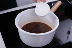 Cho bột mì vào khuấy đều cho đến khi nước sốt đặc sánh lại.