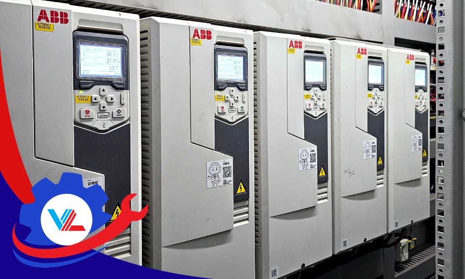 Kỹ sư kỹ thuật đang kiểm tra sửa lỗi biến tần ABB ACS880