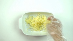 Rãi 1/2 phần phô mai vào khuôn sứ rồi cho phần thịt và bánh gạo vào, rãi tiếp 1/2 phần phô mai còn lại lên mặt rồi đem đi đút lò ở 200 độ C trong 5 phút cho phô mai chảy hết.