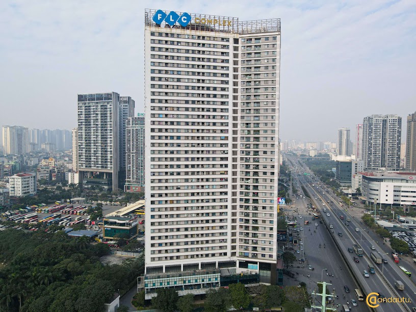 <p>Các căn hộ của FLC Phạm Hùng đều được trang bị những thiết bị nội thất hiện đại, đẳng cấp từ những thương hiệu hàng đầu đem lại giá trị sử dụng lâu dài và sự tiện nghi cho cư dân nơi đây.</p>
<p>Đặc biệt, dự án còn bố trí cả sân đỗ trực thăng trên tầng thượng, đảm bảo việc cứu hộ, cứu nạn trong các trường hợp đặc biệt.</p>