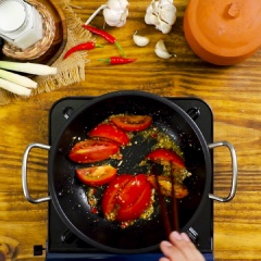 Nấu lẩu: Bắc nồi lên bếp, cho 2 muỗng canh dầu ăn vào, khi dầu nóng bạn cho hành tím, tỏi và sả vừa băm nhỏ vào phi thơm. Sau đó, bạn cho tiếp 2 trái cà chua đã cắt múi cau vào xào chung. Xào đến khi cà chua săn lại thì bạn cho 700ml nước dừa tươi, 200 ml nước mẻ vào nấu sôi. Khi nước sôi lên, bạn nêm nếm nước lẩu cùng với. Tiếp theo, bạn cho 1/2 củ hành tây cắt khoanh vào rồi tắt bếp.
