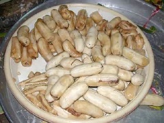 Pha loãng muối và nước cốt chanh vào thau nước. Cốt bóc bỏ vỏ, thả vào thau nước ngâm ngay cho không bị thâm.