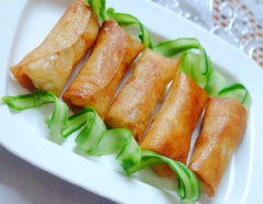 Nem chiên xong ăn nóng, chấm thêm với tương cà hoặc tương ớt nếu muốn.