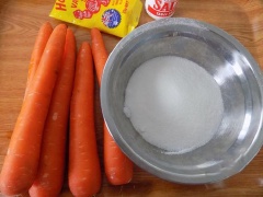 Cà rốt sau khi mua về bào vỏ, rửa thật sạch và để ráo nước. Sau đó, dùng dao bào, bào cho cà rốt thành sợi mỏng, dài. Chuẩn bị một tô nước đá lạnh, cho cà rốt vừa bào vào ngâm 10 phút, như vậy giúp cà rốt giữ được vị giòn, cứng và chắc chắn hơn. Sau khi đã ngâm xong thì vớt cà rốt ra xả qua nước lạnh cho sạch và để thật ráo nước nha.