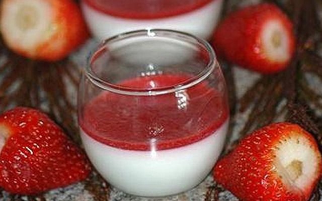 Panna Cotta Topping Dâu Tây