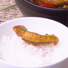 Trứng cá kho tộ là món ăn lạ mà ngon, với cách làm đơn giản. Đặc biệt sử dụng nồi đất dày, nhiệt sẽ lan tỏa chậm và đều khắp nồi, giúp trứng cá chín đều và an toàn sức khỏe hơn các nồi kim loại.