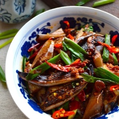 Bày cà tím xào ra dĩa và ăn cùng cơm nóng. Cà tím xào thịt bằm cay đơn giản, nhanh chóng với phần gia vị xào đậm đà, cay the để bạn ăn với cơm thật ngon. Nhanh tay chúng ta lưu công thức và làm cho cả nhà ăn nha. Chúc bạn ngon miệng!