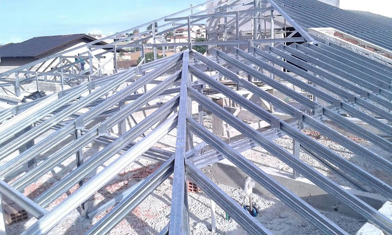 Estructura de tejado preparada para instalación de paneles solares en vivienda de Tenerife