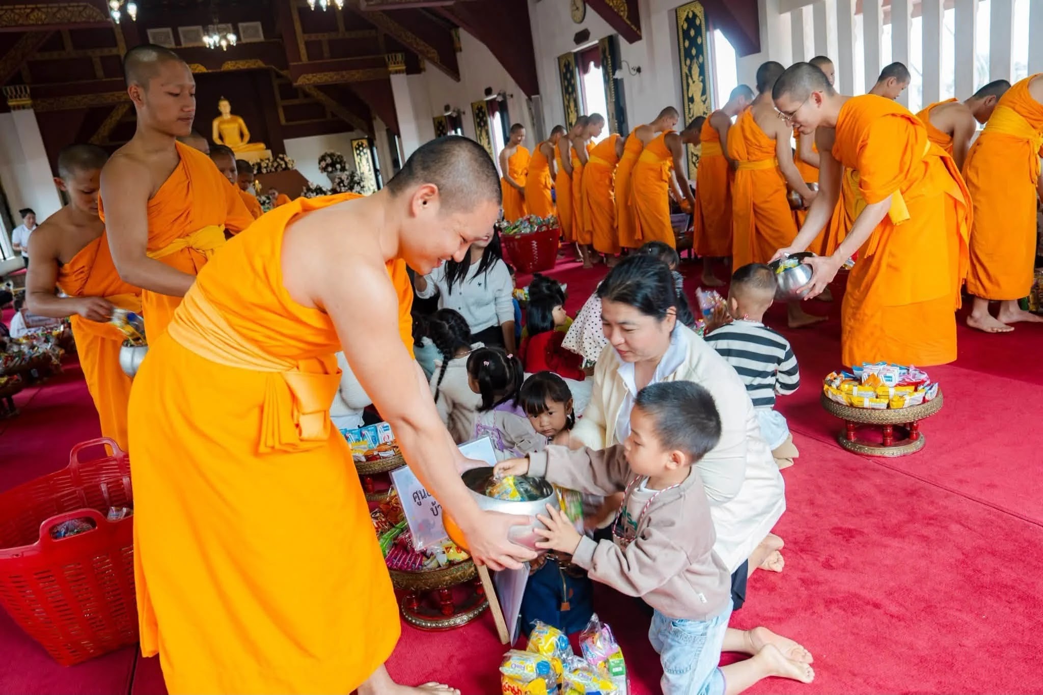 ภาพประกอบ ข่าวเกี่ยวกับนักเรียนตอนนี้มาแรง….เทศบาลตำบลบ่อหลวง โดยการนำของนายกเทศมนตรีประนอม  หล้าจู  ได้นำนักเรียนอนุบาล 9 โรงเรียน ในเขตตำบลบ่อหลวง มาทำกิจกรรมที่วัดบ้านขุน พระภิกษุ และพี่เ