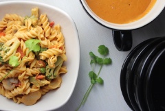Cho Pasta kiểu Thái ra đĩa và thưởng thức. Món Pasta này có vẻ lạ miệng nhưng lâu lâu trải nghiệm cảm giác mới với một nền ẩm thực mới cũng thú vị lắm chứ.