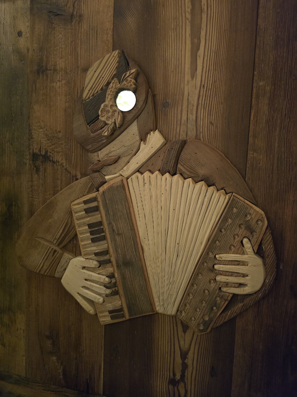 Decorazione intagliata in legno