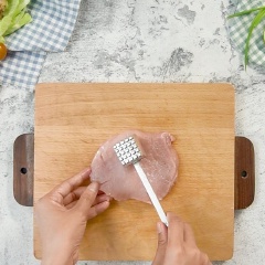 Rửa sạch thịt thăn heo với muối và nước. Dùng giấy ăn thấm khô miếng thịt, lọc bỏ các phần mỡ, gân bên ngoài. Dùng cây đập thịt dần lên 2 mặt để làm mềm miếng thịt, ướp thịt với tiêu và muối.