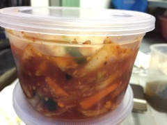 Để hộp kim chi bên ngoài nhiệt độ phòng. Trời nóng, thì kimchi rất nhanh chua. Nếu thích ăn chua thì để càng lâu bên ngoài, nếu không thích chua nhiều thì để tầm khoảng 6-7 tiếng thì cho vào tủ lạnh bảo quản để hãm độ chua lại nhé.