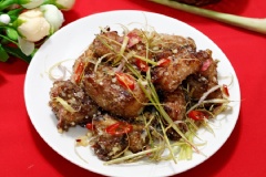 Cho sườn rang muối ra đĩa thưởng thức. Món sườn rang với thịt sườn béo dai đặc trưng, hòa quyện cùng vị cay thơm của sả ớt, mặn của muối giúp món ăn kích thích được vị giác của bạn. Khiến bạn ăn nhiều mà không thấy chán.