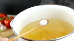Đun sôi một nồi nước, cho 200gr nui vào cùng với 1/2 muỗng cà phê muối, luộc 10 phút cho nui chín, đến khi nui chuyển màu vàng trứng tươi là được.