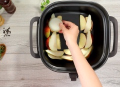 Lột vỏ hành tây, cắt miếng tròn. Rửa sạch táo và lê, cắt thành miếng hình múi cau, bỏ lõi. Xếp tất cả hành tây, táo, lê, chanh vàng vào trong nồi đa năng Elmich, đặt gà vào, đổ thêm 50ml nước và rắc thêm cỏ xạ hương. Bấm nút quay gà trong khoảng thời gian 120 phút, tùy kích cỡ của gà. Kiểm tra thấy gà chín thì lấy ra cẩn thận (tránh bị phỏng).