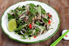 Bày trí gỏi ra đĩa và thưởng thức.