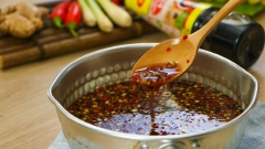 Pha nước ngâm: cho vào nồi 400ml nước lọc, 80gr đường, khuấy cho tan đều thì cho 180ml nước tương đậm đặc Maggi vào, đun bóc khói thì tắt bếp, để nguội. Sau đó thêm 20gr ớt băm, 20gr sả băm và 20gr tỏi băm vào nồi nước tương rồi khuấy đều là được.