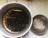 Đậu đen và bột khoai ngâm trong nước khoảng 3 tiếng cho hạt đậu nở mềm.