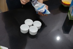 Chuẩn bị tất cả các nguyên liệu. Trước tiên là làm caramel: Mỗi cốc cho vào ½ muỗng cà phê đường, 1 muỗng canh nước, cho vào lò vi sóng.
