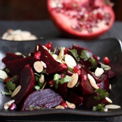 Salad củ dền nướng và lựu là món ăn cực đơn giản cùng vị giòn ngọt tự nhiên của củ dền sau khi nướng ăn kèm với phần nước sốt chanh thơm lừng. Các mẹ nội trợ nhanh tay lưu ngay cách làm làm món salad này nhé.