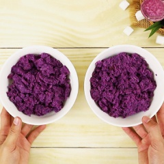 Làm viên khoai pha lê: Khoai lang tím gọt vỏ rửa sạch hấp chín xay nhuyễn chia làm 2 phần. Cho vào chảo 100g khoai đã xay, thêm 20gr bơ đảo đều cho bơ tan chảy và hòa vào với khoai, thêm 20gr sữa đặc. Đảo đều với lửa nhỏ cho đến khi nhân khô ráo. Chia đều thành các viên khoảng 10g, bọc lại để nhân không bị khô. Tiếp đến, trộn từ từ 80g nước nóng vào 100g bột năng (140g bột + 90ml nước) cho đến khi được khối bột dẻo mịn. Chia bột thành từng phần khoảng 7g, cán mỏng rồi đặt viên nhân khoai vào bọc kín, bỏ phần bột thừa để viên khoai được tròn đẹp.